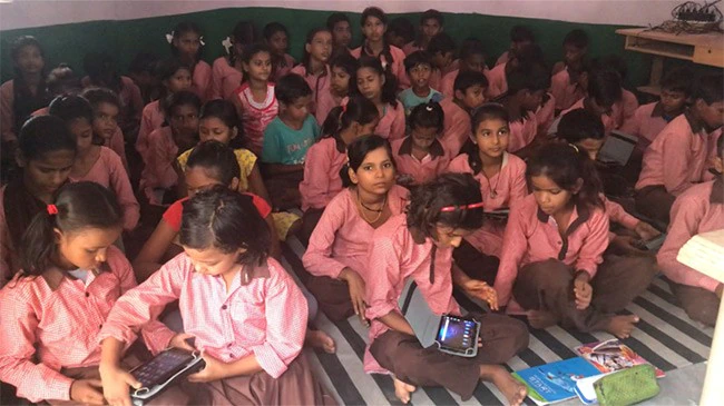 डिजिटल शिक्षा के तहत वाराणसी के 1144 स्कूली छात्रों को मिलेगा टैबलेट